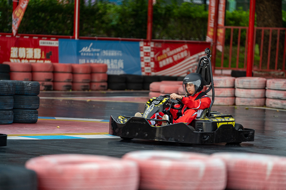 4つの車輪との電気小型Kartが子供のための最高速度を運転するKarting 3000RPMは行く